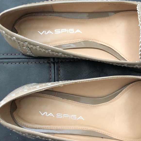 Via Spiga taupe patent loafers   Size 6W. - Picture 4 of 6